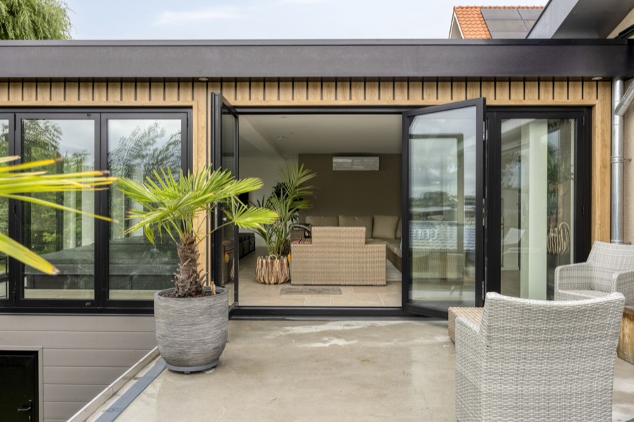 Moderne glazen schuifdeuren in een woonkamer, WNDW schuifsystemen