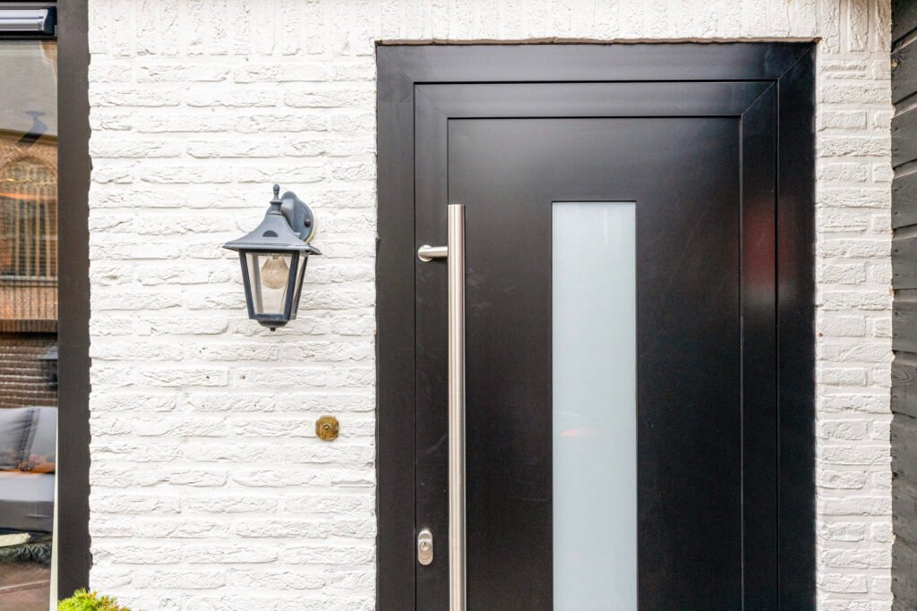 Aluminium voordeur geplaatst in een woning, WNDW deuren