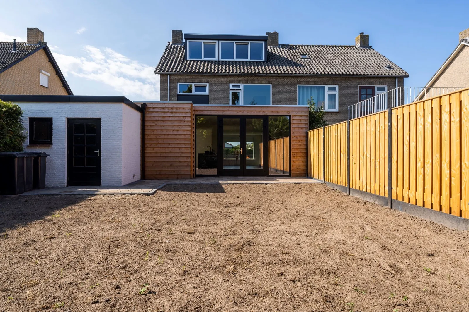 Aanbouw met openslaande deuren